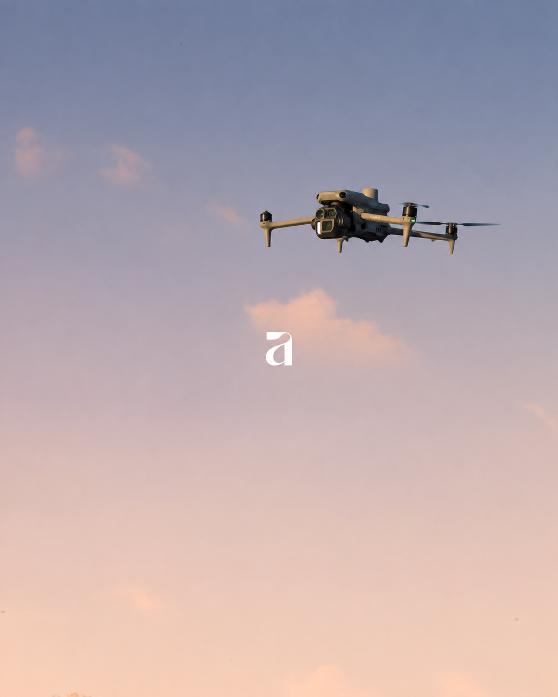 Drone en vol dans un ciel aux tons doux