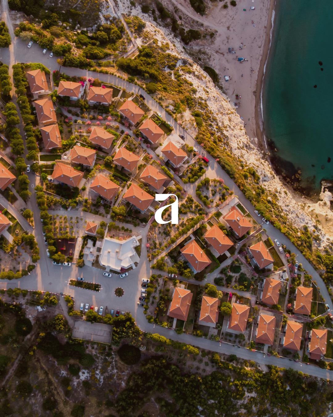 Vue aérienne d’un village côtier au soleil couchant